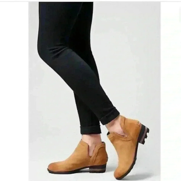 Sorell Lola Cut Out Ankle Bootie Size 6.5